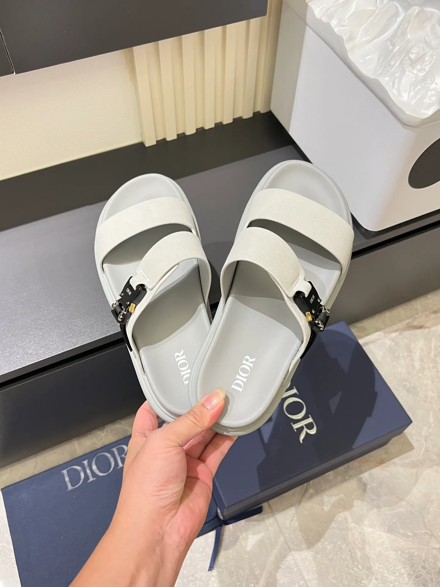 Men's Men's Shoes 💰p320 Dio* Men's Sandals Slippers. Showcasing Dior haute couture design. The Dior gray suede strap is accented with an aluminum Dior buckle for added style. Paired with a comfortable tonal notch sole, they pair easily with shorts or jeans for a sophisticated look. Main body: suede cow leather, technical fabric lining: cow leather, with adjustable straps, aluminum Dior buckle, Dior gray EVA insole, tonal notched rubber outsole splicing structure, size: 38-44 (customized at 45.46)